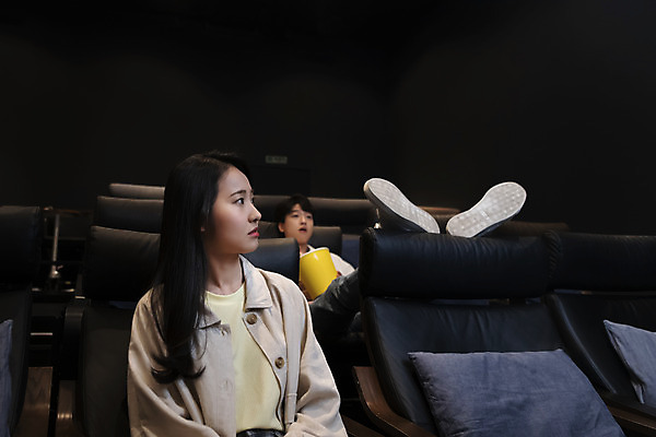 포토 JPG 전신 응시 여자 남자 실내 앉기 상반신 20대 성인 두명 앞모습 옆모습 어둠 한국인 영화관 팝콘 공공장소 다리들기 영화감상 성인만 비매너 국내포토 시선 뷰포인트 모션 사람 동양인 청년 내부 감상 장소 극장 영화 파일형식