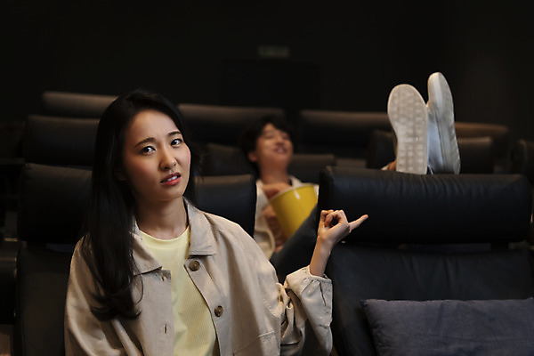 포토 JPG 전신 응시 여자 남자 실내 앉기 상반신 20대 성인 두명 앞모습 어둠 한국인 가리킴 영화관 팝콘 공공장소 다리들기 영화감상 성인만 비매너 국내포토 시선 뷰포인트 모션 사람 동양인 손짓 청년 내부 감상 장소 극장 영화 파일형식