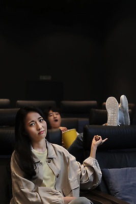 포토 JPG 전신 응시 여자 남자 실내 앉기 상반신 20대 성인 두명 앞모습 어둠 한국인 가리킴 영화관 팝콘 공공장소 다리들기 영화감상 성인만 비매너 국내포토 시선 뷰포인트 모션 사람 동양인 손짓 청년 내부 감상 장소 극장 영화 파일형식