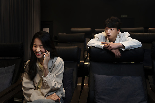 포토 JPG 응시 여자 남자 실내 미소 들기 앉기 상반신 20대 성인 두명 앞모습 스마트폰 기댐 어둠 한국인 가리킴 영화관 통화 공공장소 영화감상 성인만 비매너 국내포토 시선 뷰포인트 모션 표정 사람 동양인 손짓 청년 내부 핸드폰 스마트기기 감상 장소 극장 영화 파일형식