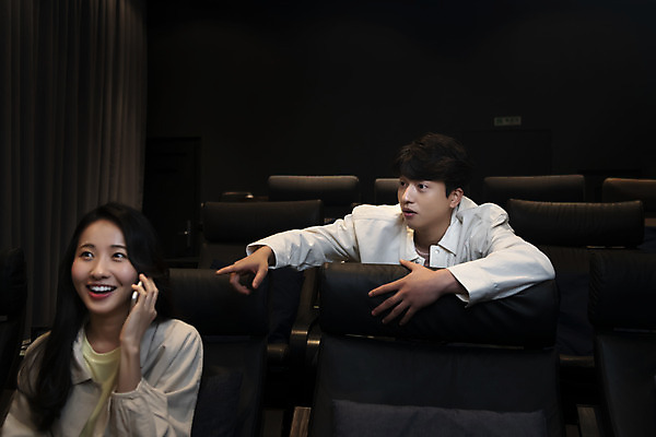 포토 JPG 응시 여자 남자 실내 미소 들기 앉기 상반신 20대 성인 두명 앞모습 스마트폰 어둠 놀람 한국인 가리킴 영화관 통화 공공장소 영화감상 성인만 비매너 국내포토 시선 감정 뷰포인트 모션 표정 사람 동양인 손짓 청년 내부 핸드폰 스마트기기 감상 장소 극장 영화 파일형식