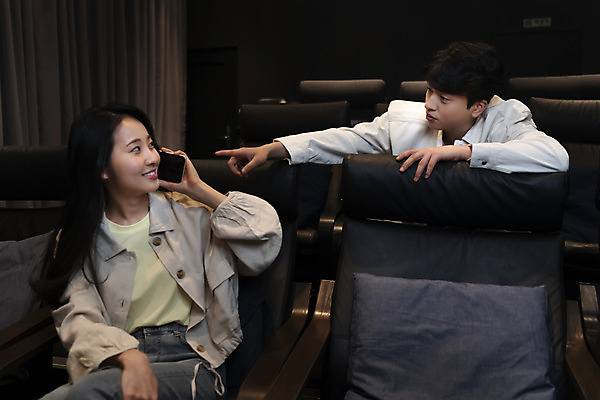 포토 JPG 응시 여자 남자 실내 들기 앉기 상반신 20대 성인 두명 앞모습 스마트폰 어둠 한국인 가리킴 영화관 통화 공공장소 영화감상 성인만 비매너 국내포토 시선 뷰포인트 모션 사람 동양인 손짓 청년 내부 핸드폰 스마트기기 감상 장소 극장 영화 파일형식