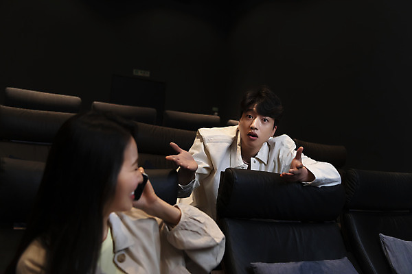 포토 JPG 응시 여자 남자 실내 들기 앉기 손짓 상반신 20대 성인 두명 앞모습 옆모습 스마트폰 어둠 한국인 영화관 통화 공공장소 의문 성인만 비매너 국내포토 시선 뷰포인트 컨셉 모션 사람 동양인 청년 내부 핸드폰 스마트기기 장소 극장 파일형식