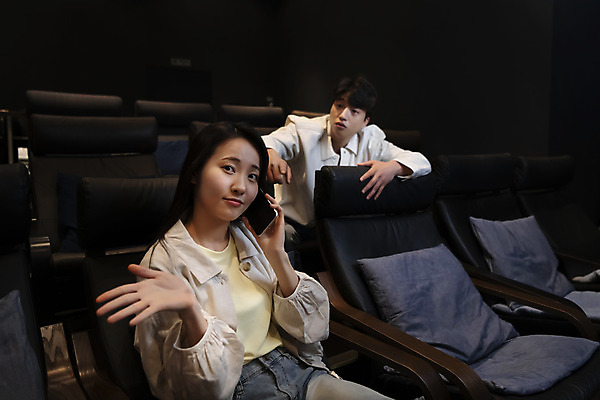 포토 JPG 응시 여자 남자 실내 들기 앉기 손짓 상반신 20대 성인 두명 앞모습 옆모습 스마트폰 어둠 한국인 영화관 통화 공공장소 의문 영화감상 성인만 비매너 국내포토 시선 뷰포인트 컨셉 모션 사람 동양인 청년 내부 핸드폰 스마트기기 감상 장소 극장 영화 파일형식