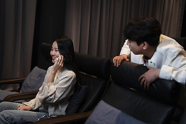 포토 JPG 응시 여자 남자 실내 미소 들기 앉기 상반신 20대 성인 두명 옆모습 스마트폰 어둠 한국인 영화관 통화 공공장소 영화감상 성인만 비매너 국내포토 시선 뷰포인트 모션 표정 사람 동양인 청년 내부 핸드폰 스마트기기 감상 장소 극장 영화 파일형식