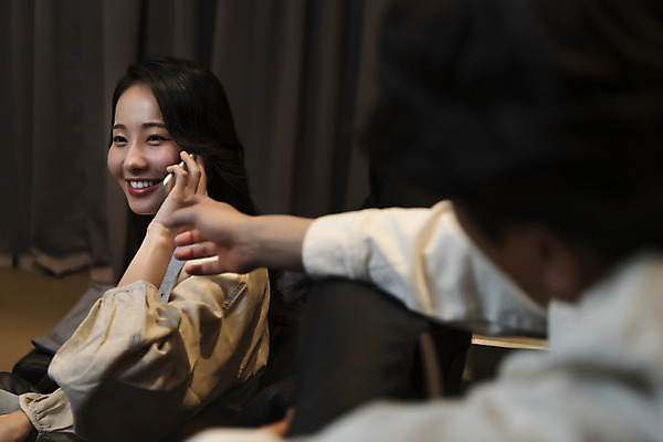 포토 JPG 응시 여자 남자 실내 미소 들기 앉기 상반신 20대 성인 두명 옆모습 뒷모습 스마트폰 어둠 한국인 가리킴 소프트포커스 영화관 통화 공공장소 손뻗기 성인만 비매너 국내포토 시선 뷰포인트 모션 촬영기법 표정 사람 동양인 손짓 청년 내부 핸드폰 스마트기기 장소 극장 파일형식