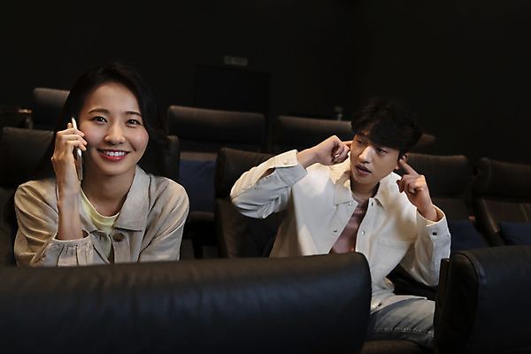 포토 JPG 응시 여자 남자 실내 미소 들기 앉기 상반신 20대 성인 두명 앞모습 스마트폰 어둠 한국인 영화관 귀막기 통화 공공장소 영화감상 성인만 비매너 국내포토 시선 뷰포인트 모션 표정 사람 동양인 손짓 청년 내부 핸드폰 스마트기기 감상 장소 극장 영화 파일형식