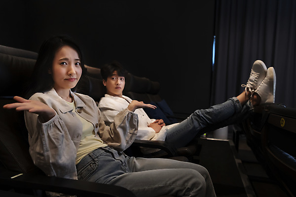 포토 JPG 전신 응시 여자 남자 실내 앉기 손짓 상반신 20대 성인 두명 옆모습 어둠 한국인 영화관 공공장소 의문 다리들기 성인만 비매너 국내포토 시선 뷰포인트 컨셉 모션 사람 동양인 청년 내부 장소 극장 파일형식