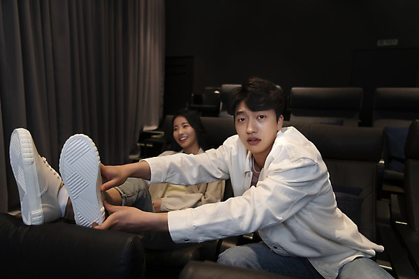 포토 JPG 전신 응시 여자 남자 실내 미소 앉기 상반신 20대 성인 두명 앞모습 아웃포커스 어둠 한국인 잡기 영화관 공공장소 다리들기 영화감상 성인만 비매너 국내포토 시선 뷰포인트 모션 촬영기법 표정 사람 동양인 청년 내부 감상 장소 극장 영화 파일형식