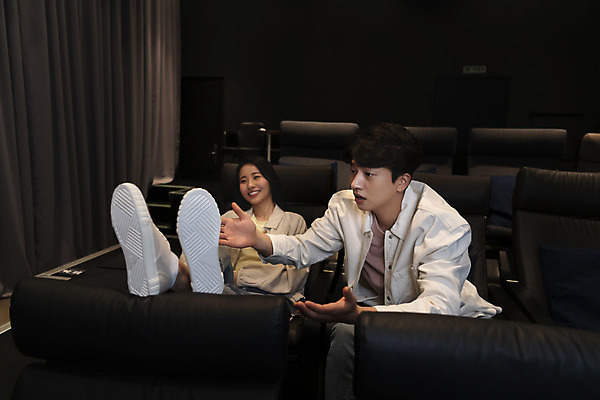 포토 JPG 전신 응시 여자 남자 실내 미소 앉기 상반신 20대 성인 두명 앞모습 어둠 한국인 영화관 공공장소 다리들기 영화감상 성인만 비매너 국내포토 시선 뷰포인트 모션 표정 사람 동양인 청년 내부 감상 장소 극장 영화 파일형식