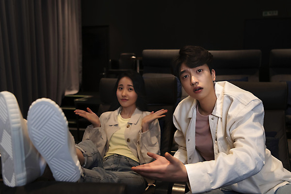 포토 JPG 전신 응시 여자 남자 실내 앉기 손짓 상반신 20대 성인 두명 앞모습 아웃포커스 한국인 가리킴 영화관 공공장소 의문 다리들기 영화감상 성인만 비매너 국내포토 시선 뷰포인트 컨셉 모션 촬영기법 사람 동양인 청년 내부 감상 장소 극장 영화 파일형식