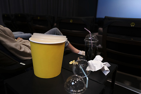 포토 JPG 전신 여자 남자 실내 앉기 20대 성인 두명 옆모습 어둠 한국인 하반신 화장지 쓰레기 영화관 버리기 콜라 팝콘 공공장소 무단투기 영화감상 성인만 비매너 무단 국내포토 뷰포인트 모션 사람 동양인 청년 내부 감상 장소 극장 영화 탄산음료 파일형식