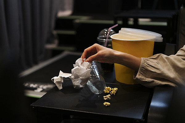 포토 JPG 손 실내 들기 아웃포커스 신체부위 어둠 화장지 쓰레기 영화관 버리기 콜라 팝콘 공공장소 무단투기 영화감상 비매너 무단 국내포토 모션 촬영기법 사람 내부 감상 장소 극장 영화 탄산음료 파일형식