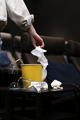 포토 JPG 손 실내 신체부위 어둠 화장지 쓰레기 영화관 버리기 콜라 팝콘 공공장소 무단투기 영화감상 비매너 무단 국내포토 모션 사람 내부 감상 장소 극장 영화 탄산음료 파일형식