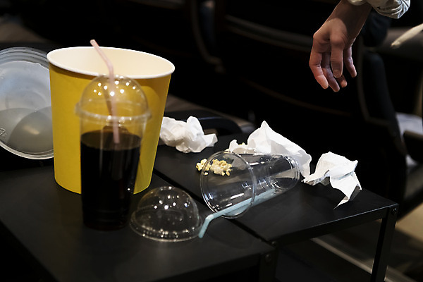 포토 JPG 손 실내 신체부위 어둠 화장지 쓰레기 영화관 버리기 콜라 팝콘 공공장소 무단투기 영화감상 비매너 무단 국내포토 모션 사람 내부 감상 장소 극장 영화 탄산음료 파일형식