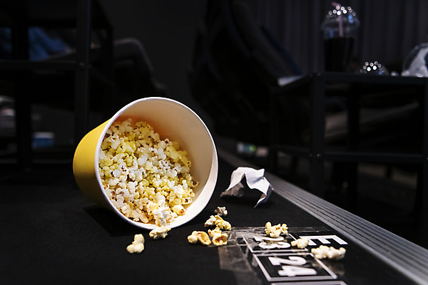 포토 JPG 실내 사람없음 아웃포커스 어둠 화장지 쓰레기 영화관 팝콘 쏟아짐 공공장소 영화감상 비매너 국내포토 모션 촬영기법 내부 감상 장소 극장 영화 파일형식