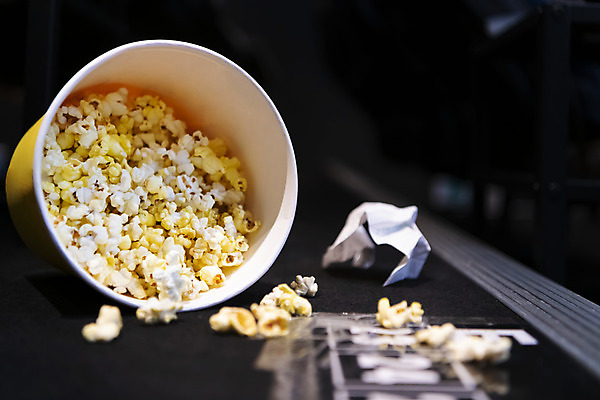 포토 JPG 실내 근접촬영 사람없음 아웃포커스 어둠 화장지 쓰레기 영화관 버리기 팝콘 쏟아짐 공공장소 비매너 국내포토 뷰포인트 모션 촬영기법 내부 장소 극장 파일형식