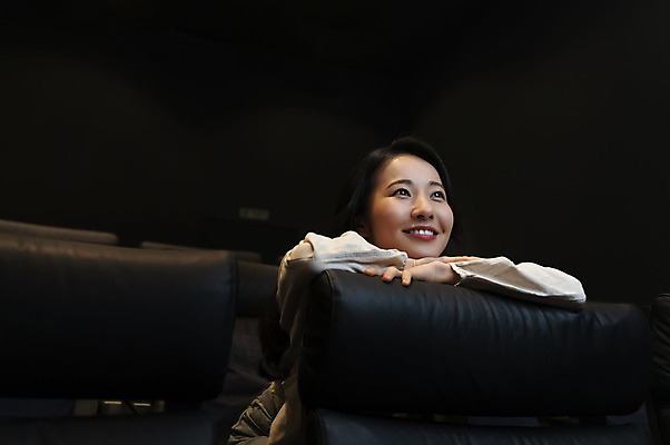 포토 JPG 응시 여자 실내 한명 미소 앉기 상반신 20대 성인 앞모습 기댐 어둠 한국인 영화관 공공장소 영화감상 성인여자한명만 혼영 국내포토 1 시선 뷰포인트 모션 표정 사람 동양인 청년 내부 감상 장소 극장 영화 신조어 약어 여자한명만 성인여자만 파일형식