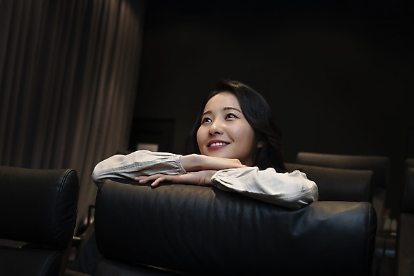 포토 JPG 여자 실내 한명 미소 앉기 상반신 20대 성인 앞모습 팔짱 기댐 어둠 턱괴기 한국인 영화관 공공장소 영화감상 성인여자한명만 혼영 국내포토 1 뷰포인트 모션 표정 사람 동양인 청년 내부 감상 장소 극장 영화 신조어 약어 여자한명만 성인여자만 파일형식