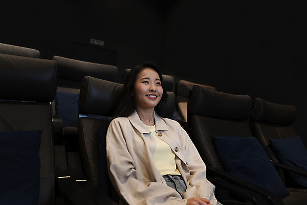 포토 JPG 응시 여자 실내 한명 미소 앉기 상반신 20대 성인 앞모습 어둠 한국인 영화관 공공장소 영화감상 성인여자한명만 혼영 국내포토 1 시선 뷰포인트 모션 표정 사람 동양인 청년 내부 감상 장소 극장 영화 신조어 약어 여자한명만 성인여자만 파일형식