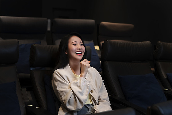 포토 JPG 여자 실내 한명 웃음 들기 앉기 손짓 상반신 20대 성인 앞모습 어둠 한국인 영화관 공공장소 영화감상 성인여자한명만 혼영 국내포토 1 뷰포인트 모션 표정 사람 동양인 청년 내부 감상 장소 극장 영화 신조어 약어 여자한명만 성인여자만 파일형식