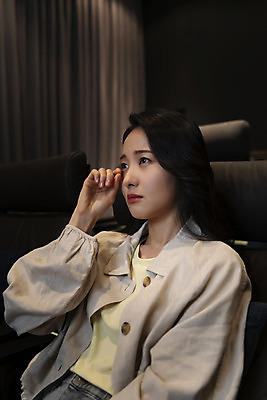 포토 JPG 응시 여자 실내 한명 앉기 상반신 20대 성인 옆모습 손들기 어둠 한국인 영화관 눈물 닦기 공공장소 영화감상 성인여자한명만 혼영 국내포토 1 시선 감정 뷰포인트 모션 사람 동양인 청년 내부 감상 장소 극장 영화 신조어 약어 여자한명만 성인여자만 파일형식