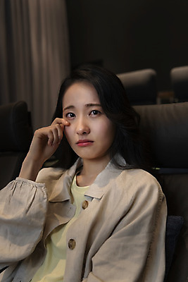 포토 JPG 응시 여자 실내 한명 앉기 상반신 20대 성인 앞모습 어둠 한국인 영화관 눈물 닦기 공공장소 영화감상 성인여자한명만 혼영 국내포토 1 시선 감정 뷰포인트 모션 사람 동양인 청년 내부 감상 장소 극장 영화 신조어 약어 여자한명만 성인여자만 파일형식