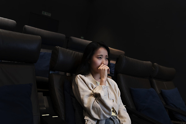 포토 JPG 응시 여자 실내 한명 앉기 상반신 20대 성인 옆모습 손들기 어둠 한국인 영화관 눈물 닦기 공공장소 영화감상 성인여자한명만 혼영 국내포토 1 시선 감정 뷰포인트 모션 사람 동양인 청년 내부 감상 장소 극장 영화 신조어 약어 여자한명만 성인여자만 파일형식