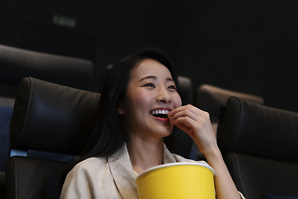 포토 JPG 여자 실내 한명 웃음 들기 앉기 상반신 20대 성인 옆모습 어둠 한국인 영화관 먹기 팝콘 공공장소 영화감상 성인여자한명만 혼영 국내포토 1 뷰포인트 모션 표정 사람 동양인 청년 내부 감상 장소 극장 영화 신조어 약어 여자한명만 성인여자만 파일형식