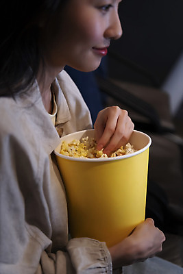 포토 JPG 응시 여자 실내 한명 미소 들기 앉기 상반신 20대 성인 옆모습 한국인 잡기 영화관 팝콘 공공장소 영화감상 성인여자한명만 혼영 국내포토 1 시선 뷰포인트 모션 표정 사람 동양인 청년 내부 감상 장소 극장 영화 신조어 약어 여자한명만 성인여자만 파일형식