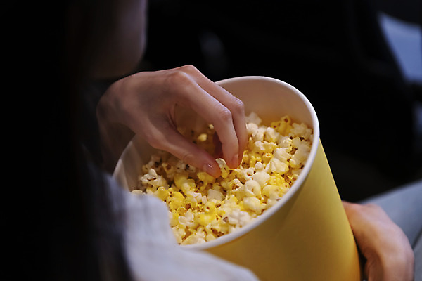 포토 JPG 여자 실내 한명 들기 근접촬영 20대 성인 뒷모습 어둠 한국인 잡기 영화관 팝콘 공공장소 영화감상 성인여자한명만 혼영 국내포토 1 뷰포인트 모션 사람 동양인 청년 내부 감상 장소 극장 영화 신조어 약어 여자한명만 성인여자만 파일형식