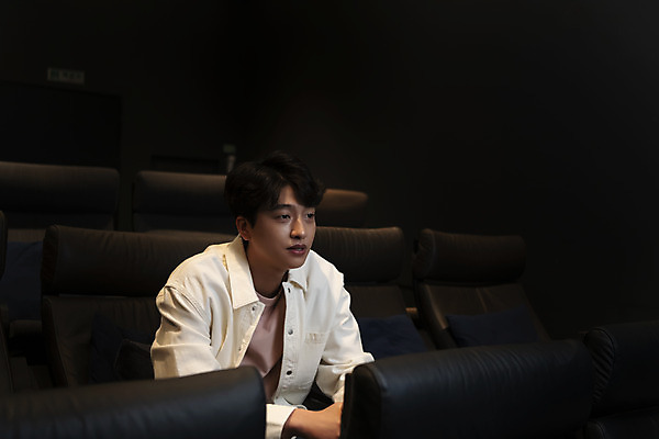 포토 JPG 응시 남자 실내 한명 앉기 상반신 20대 성인 옆모습 어둠 한국인 영화관 공공장소 영화감상 성인남자한명만 혼영 국내포토 1 시선 뷰포인트 모션 사람 동양인 청년 내부 감상 장소 극장 영화 신조어 약어 남자한명만 성인남자만 파일형식