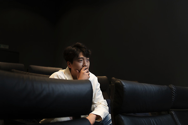 포토 JPG 응시 남자 실내 한명 앉기 손짓 상반신 20대 성인 옆모습 어둠 턱괴기 한국인 슬픔 영화관 공공장소 영화감상 성인남자한명만 혼영 국내포토 1 시선 감정 뷰포인트 모션 사람 동양인 청년 내부 감상 장소 극장 영화 신조어 약어 남자한명만 성인남자만 파일형식