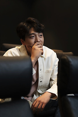 포토 JPG 남자 실내 한명 앉기 손짓 상반신 20대 성인 앞모습 어둠 턱괴기 한국인 슬픔 영화관 공공장소 영화감상 성인남자한명만 혼영 국내포토 1 감정 뷰포인트 모션 사람 동양인 청년 내부 감상 장소 극장 영화 신조어 약어 남자한명만 성인남자만 파일형식