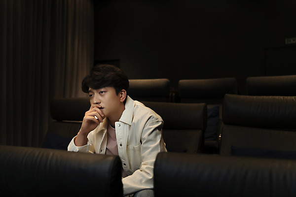 포토 JPG 응시 남자 실내 한명 앉기 손짓 상반신 20대 성인 옆모습 어둠 턱괴기 한국인 슬픔 영화관 공공장소 영화감상 성인남자한명만 혼영 국내포토 1 시선 감정 뷰포인트 모션 사람 동양인 청년 내부 감상 장소 극장 영화 신조어 약어 남자한명만 성인남자만 파일형식