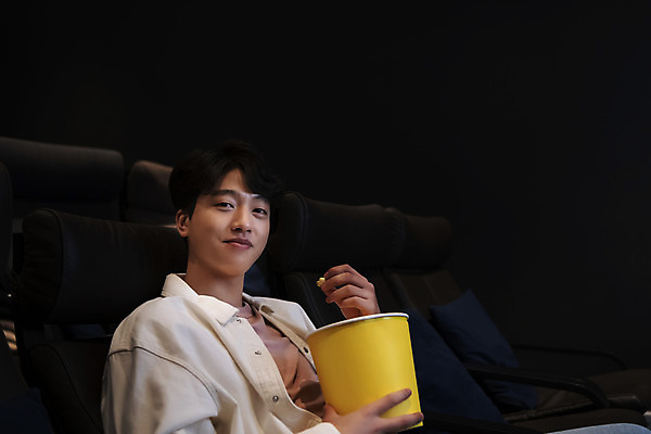 포토 JPG 응시 남자 실내 한명 미소 들기 앉기 상반신 20대 성인 옆모습 어둠 한국인 영화관 팝콘 공공장소 성인남자한명만 혼영 국내포토 1 시선 뷰포인트 모션 표정 사람 동양인 청년 내부 장소 극장 신조어 약어 남자한명만 성인남자만 파일형식
