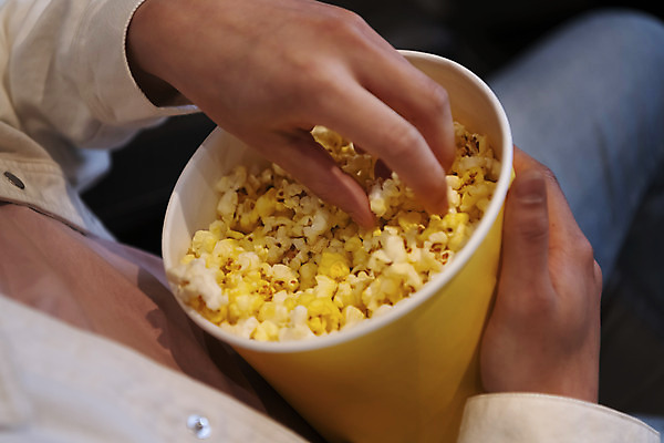 포토 JPG 남자 실내 한명 들기 앉기 근접촬영 상반신 20대 성인 옆모습 한국인 잡기 영화관 팝콘 공공장소 영화감상 성인남자한명만 혼영 국내포토 1 뷰포인트 모션 사람 동양인 청년 내부 감상 장소 극장 영화 신조어 약어 남자한명만 성인남자만 파일형식