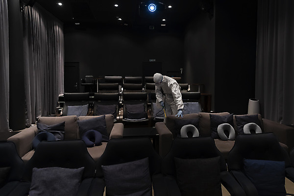 포토 JPG 공공시설 남자 실내 마스크 한명 들기 상반신 20대 성인 옆모습 어둠 한국인 영화관 안전수칙 공공장소 성인남자한명만 코로나바이러스 방역복 압축분무기 생활방역 방역지침 델타변이바이러스 국내포토 1 옷 뷰포인트 모션 안전 사람 동양인 청년 내부 장소 바이러스 극장 시설 분무기 방역 남자한명만 성인남자만 파일형식