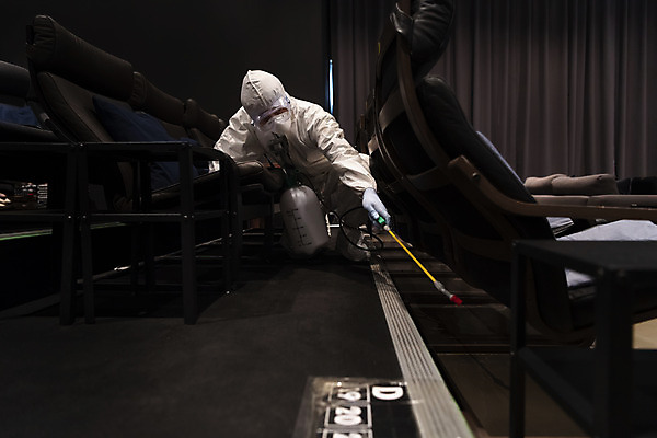 포토 JPG 전신 공공시설 남자 실내 마스크 한명 들기 앉기 20대 성인 앞모습 어둠 한국인 영화관 안전수칙 공공장소 성인남자한명만 코로나바이러스 방역복 압축분무기 생활방역 방역지침 델타변이바이러스 국내포토 1 옷 뷰포인트 모션 안전 사람 동양인 청년 내부 장소 바이러스 극장 시설 분무기 방역 남자한명만 성인남자만 파일형식