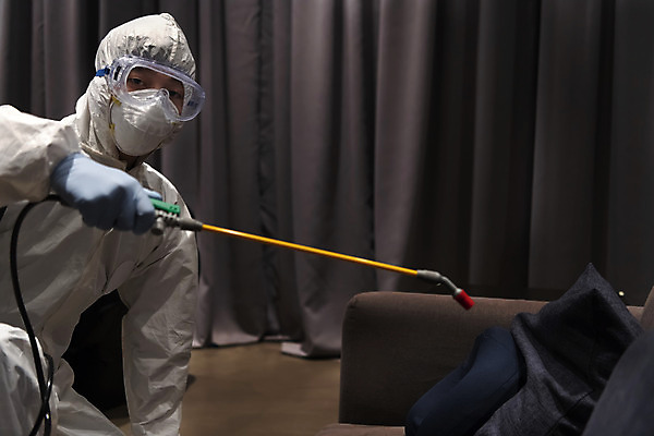 포토 JPG 응시 공공시설 남자 실내 마스크 한명 들기 상반신 20대 성인 앞모습 어둠 한국인 영화관 안전수칙 공공장소 성인남자한명만 코로나바이러스 방역복 압축분무기 생활방역 방역지침 델타변이바이러스 국내포토 1 시선 옷 뷰포인트 모션 안전 사람 동양인 청년 내부 장소 바이러스 극장 시설 분무기 방역 남자한명만 성인남자만 파일형식