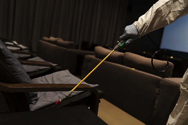 포토 JPG 손 공공시설 실내 들기 신체부위 스크린 어둠 영화관 안전수칙 공공장소 코로나바이러스 방역복 압축분무기 생활방역 방역지침 델타변이바이러스 국내포토 옷 모션 안전 사람 내부 장소 바이러스 극장 시설 분무기 방역 파일형식