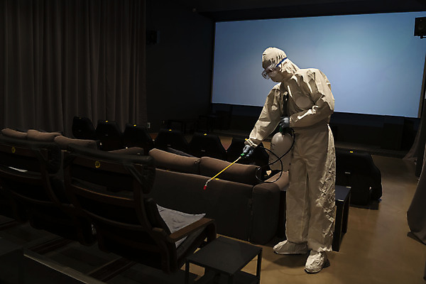 포토 JPG 전신 공공시설 남자 실내 마스크 한명 서기 들기 20대 성인 옆모습 스크린 어둠 한국인 영화관 안전수칙 공공장소 성인남자한명만 코로나바이러스 방역복 압축분무기 생활방역 방역지침 델타변이바이러스 국내포토 1 옷 뷰포인트 모션 안전 사람 동양인 청년 내부 장소 바이러스 극장 시설 분무기 방역 남자한명만 성인남자만 파일형식