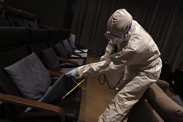 포토 JPG 공공시설 남자 실내 마스크 한명 들기 상반신 20대 성인 옆모습 어둠 한국인 영화관 안전수칙 공공장소 성인남자한명만 코로나바이러스 방역복 압축분무기 생활방역 방역지침 국내포토 1 옷 뷰포인트 모션 안전 사람 동양인 청년 내부 장소 바이러스 극장 시설 분무기 방역 남자한명만 성인남자만 파일형식