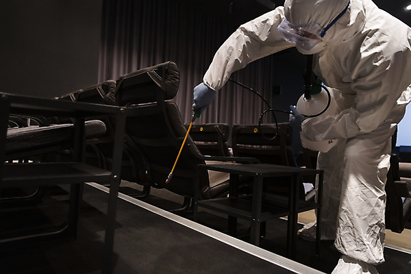 포토 JPG 전신 공공시설 남자 실내 숙이기 마스크 한명 서기 들기 20대 성인 옆모습 어둠 한국인 영화관 안전수칙 공공장소 성인남자한명만 코로나바이러스 방역복 압축분무기 생활방역 방역지침 국내포토 1 옷 뷰포인트 포즈 모션 안전 사람 동양인 청년 내부 장소 바이러스 극장 시설 분무기 방역 남자한명만 성인남자만 파일형식