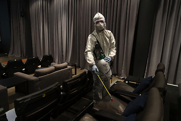 포토 JPG 공공시설 남자 실내 마스크 한명 서기 들기 상반신 20대 성인 앞모습 어둠 한국인 영화관 안전수칙 공공장소 성인남자한명만 코로나바이러스 방역복 압축분무기 생활방역 방역지침 국내포토 1 옷 뷰포인트 모션 안전 사람 동양인 청년 내부 장소 바이러스 극장 시설 분무기 방역 남자한명만 성인남자만 파일형식