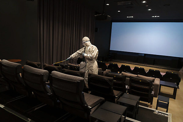 포토 JPG 공공시설 남자 실내 마스크 한명 들기 상반신 20대 성인 옆모습 스크린 어둠 한국인 영화관 안전수칙 공공장소 성인남자한명만 코로나바이러스 방역복 압축분무기 생활방역 방역지침 국내포토 1 옷 뷰포인트 모션 안전 사람 동양인 청년 내부 장소 바이러스 극장 시설 분무기 방역 남자한명만 성인남자만 파일형식