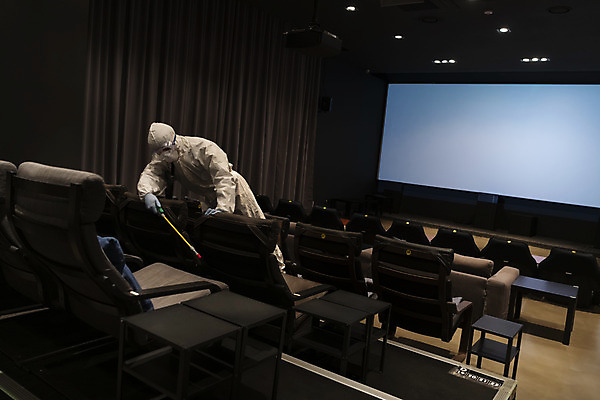 포토 JPG 공공시설 남자 실내 마스크 한명 들기 상반신 20대 성인 옆모습 스크린 한국인 영화관 안전수칙 공공장소 성인남자한명만 코로나바이러스 방역복 압축분무기 생활방역 방역지침 국내포토 1 옷 뷰포인트 모션 안전 사람 동양인 청년 내부 장소 바이러스 극장 시설 분무기 방역 남자한명만 성인남자만 파일형식