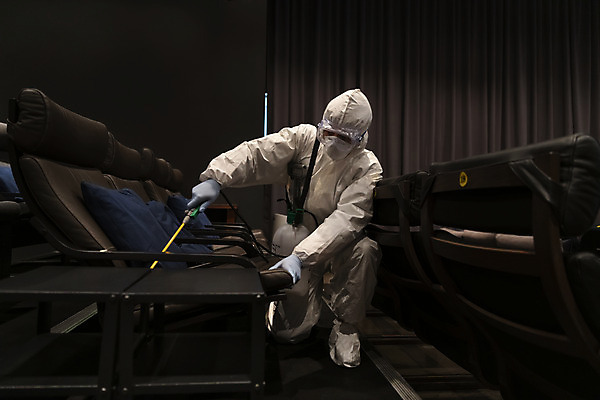 포토 JPG 전신 공공시설 남자 실내 마스크 한명 들기 앉기 20대 성인 앞모습 어둠 한국인 무릎꿇기 영화관 안전수칙 공공장소 성인남자한명만 코로나바이러스 방역복 압축분무기 생활방역 방역지침 국내포토 1 옷 뷰포인트 모션 안전 사람 동양인 청년 내부 장소 바이러스 극장 시설 분무기 방역 남자한명만 성인남자만 파일형식