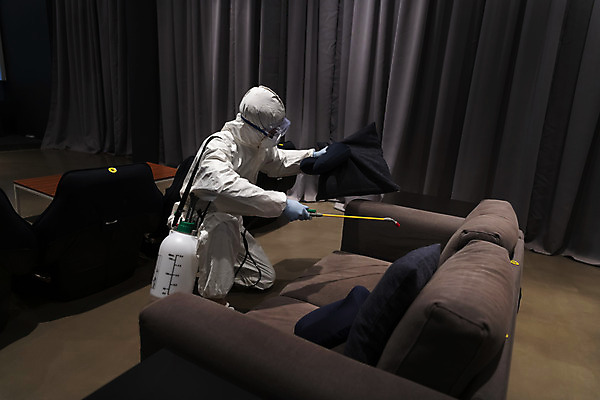 포토 JPG 전신 공공시설 남자 실내 마스크 한명 들기 20대 성인 옆모습 어둠 한국인 무릎꿇기 영화관 안전수칙 공공장소 성인남자한명만 코로나바이러스 방역복 압축분무기 생활방역 방역지침 국내포토 1 옷 뷰포인트 모션 안전 사람 동양인 청년 내부 장소 바이러스 극장 시설 분무기 방역 남자한명만 성인남자만 파일형식