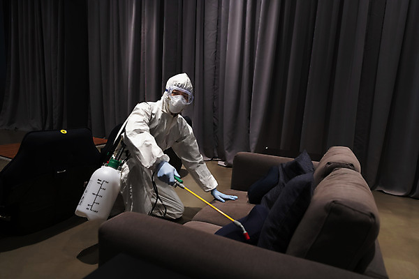 포토 JPG 공공시설 남자 실내 마스크 한명 들기 상반신 20대 성인 옆모습 어둠 한국인 무릎꿇기 영화관 안전수칙 공공장소 성인남자한명만 코로나바이러스 방역복 압축분무기 생활방역 방역지침 국내포토 1 옷 뷰포인트 모션 안전 사람 동양인 청년 내부 장소 바이러스 극장 시설 분무기 방역 남자한명만 성인남자만 파일형식